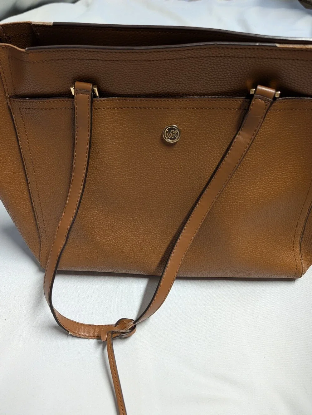 MICHAEL KORS Tan Leather Tote Bag with Signature Logo Charm